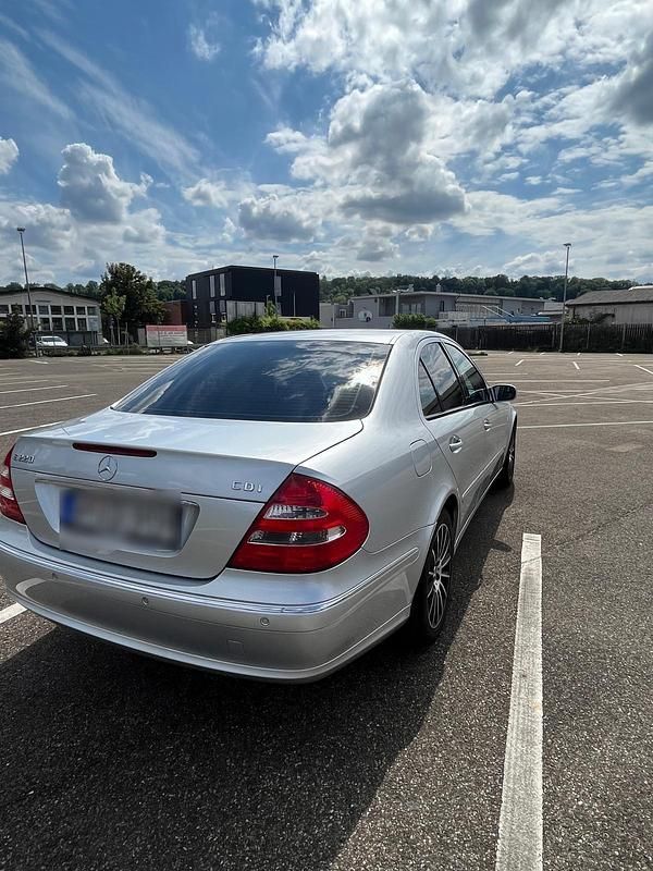 Gebraucht Mercedes E220 150 PS (110 kW) 2005 Silber Limousine