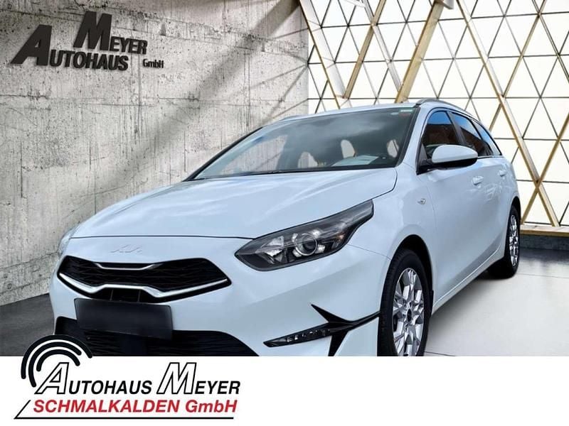 Weiß Gebraucht 2024 Kia Ceed Sportswagon Comfort Kombi | 24.890 € (Fairer Preis) - Bild 1/4