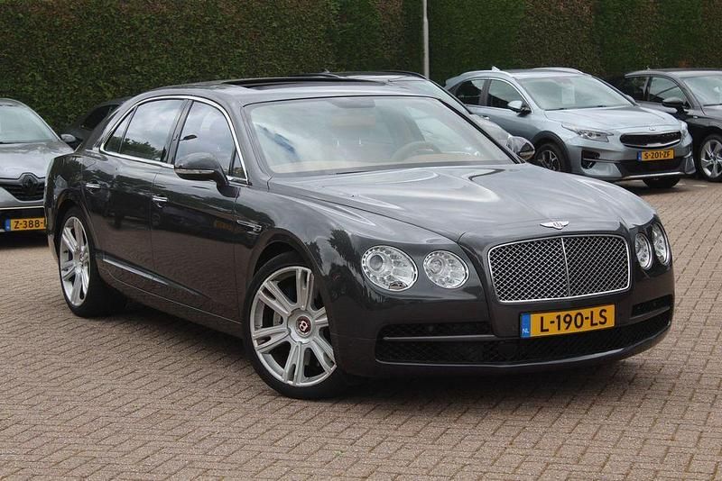 Grau Gebraucht 2015 Bentley Flying Spur Limousine | 64.950 € - Bild 1/4