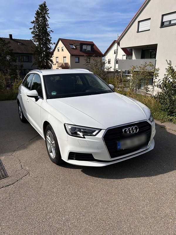 Weiß Gebraucht 2019 Audi A3 Sportback Kleinwagen | 19.950 € (Fairer Preis) - Bild 1/4