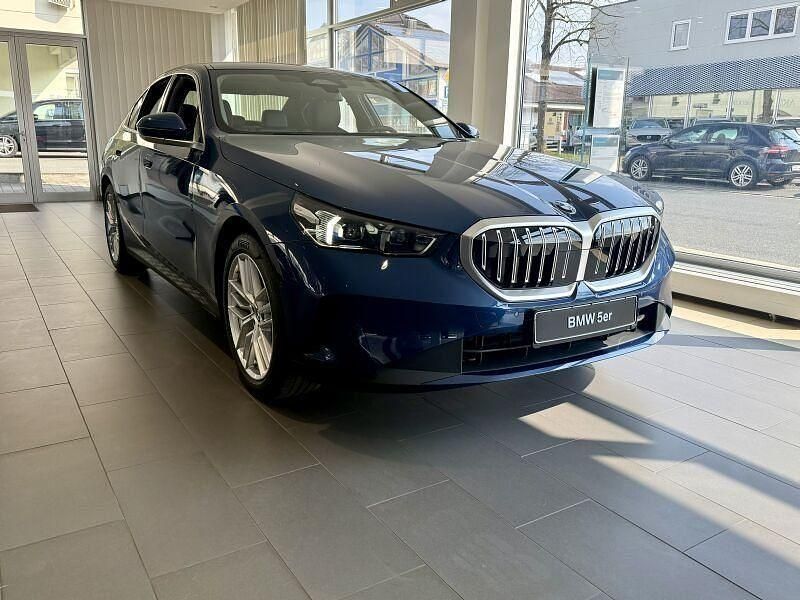 Neu BMW 520 Comfort Edition 197 PS (144 kW) 2025 Blau Limousine