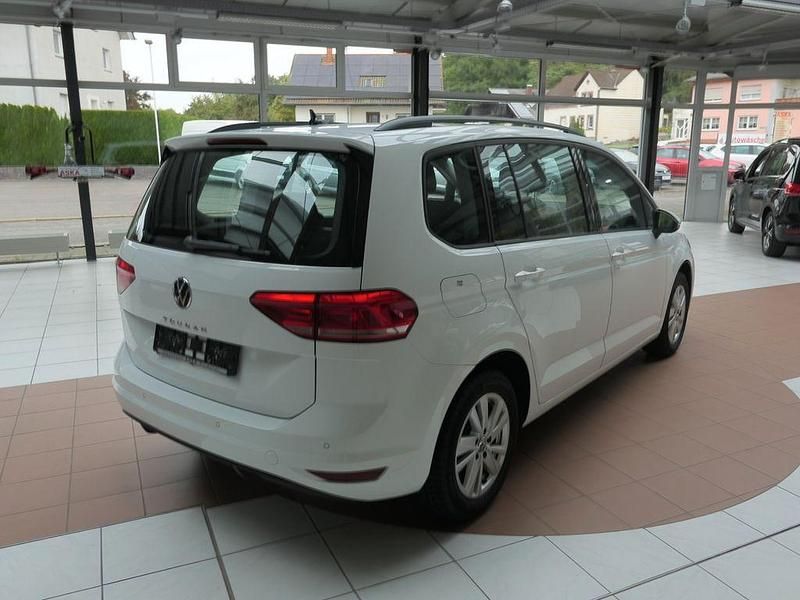 Gebraucht VW Touran 150 PS (110 kW) 2024 Weiß Van / Kleinbus