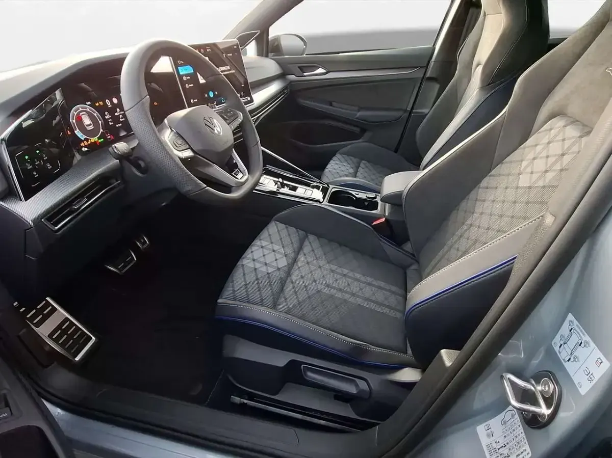 Gebraucht VW Golf VIII R-line 150 PS (110 kW) 2026 Silber Kombi