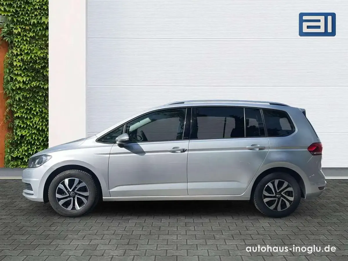 Gebraucht VW Touran Active 150 PS (110 kW) 2022 Reflexsilber metallic Van / Kleinbus