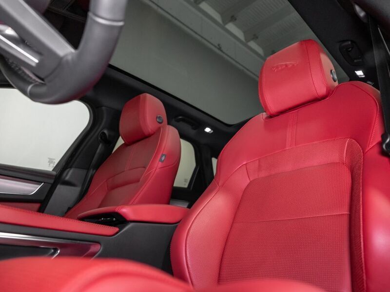 Gebraucht Jaguar F-Pace R-Dynamic 300 PS (220 kW) 2023 Carpathian grey SUV