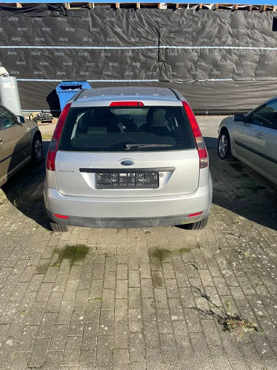 Gebraucht Ford Fiesta 69 PS (50 kW) 2004 Silber Kleinwagen