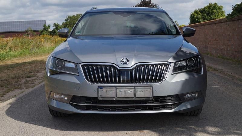 Gebraucht Skoda Superb Style 220 PS (161 kW) 2016 Grau Kombi