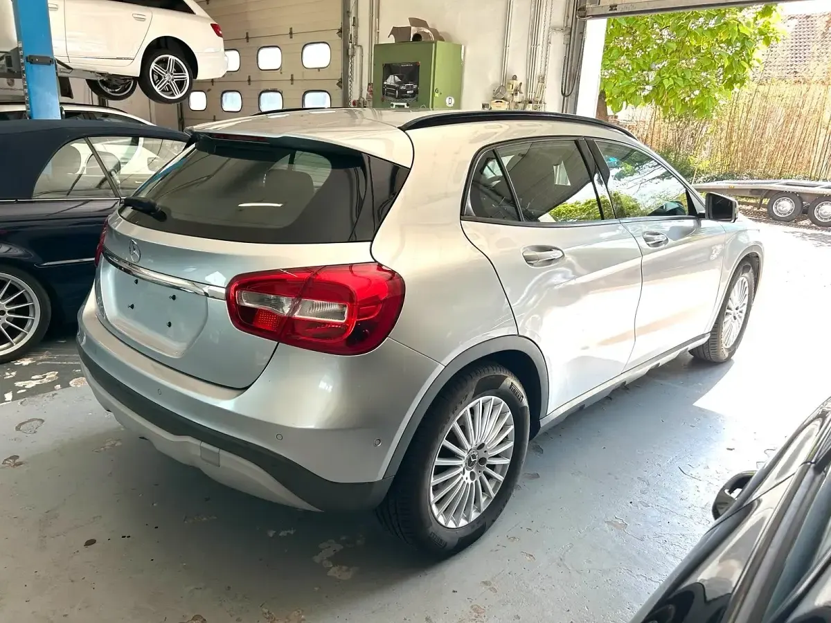 Gebraucht Mercedes GLA180 122 PS (89 kW) 2019 Silber SUV