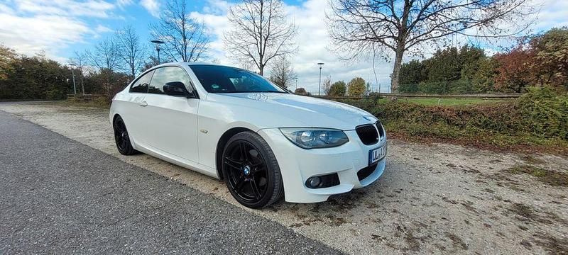 Weiß Gebraucht 2012 BMW 320 M Sport Coupé | 9.999 € (Fairer Preis) - Bild 1/4