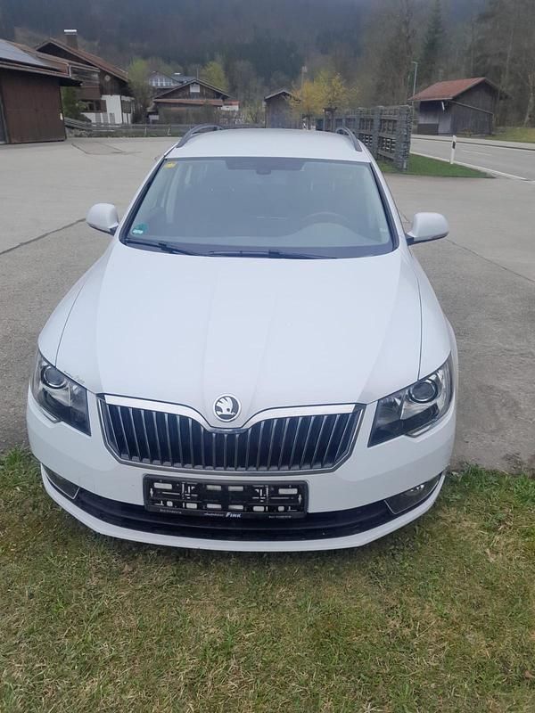Gebraucht Skoda Superb 160 PS (117 kW) 2014 Weiß Kombi