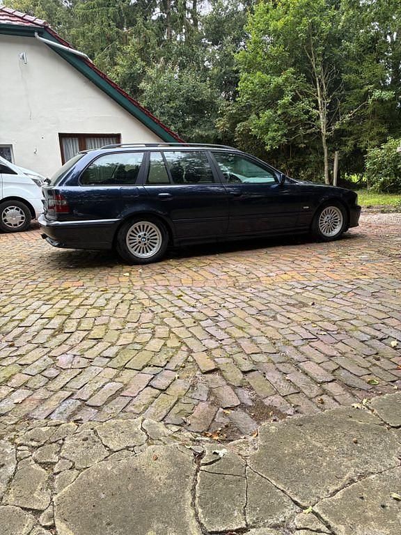 Blau Gebraucht 2001 BMW 520 Kombi | 1.500 € (Superpreis) - Bild 1/4