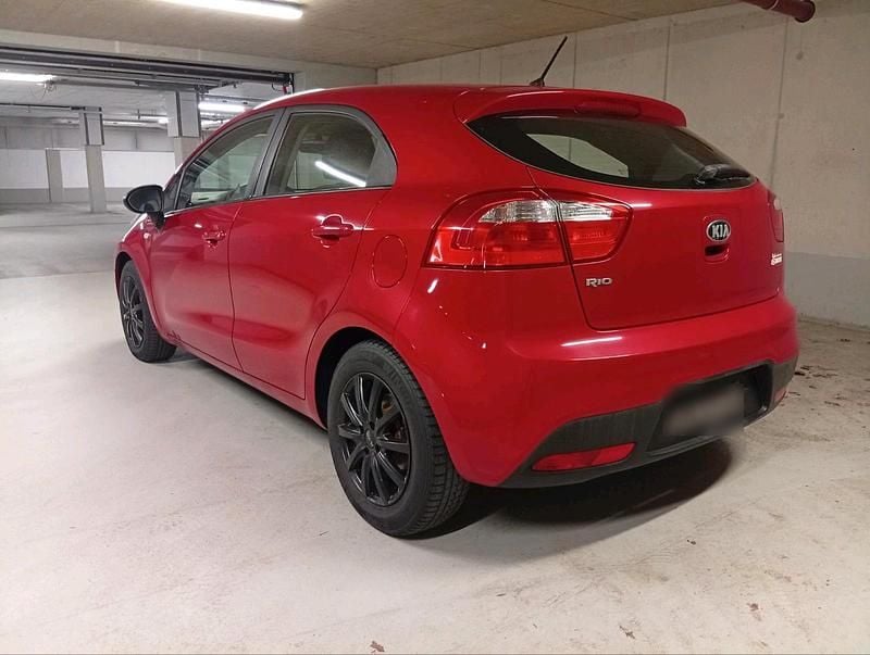 Gebraucht Kia Rio Edition 7 86 PS (63 kW) 2013 Rot Limousine