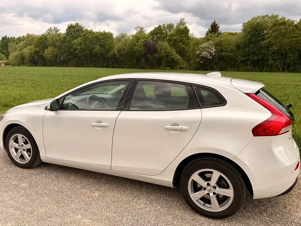Gebraucht Volvo V40 120 PS (88 kW) 2017 Weiß Limousine