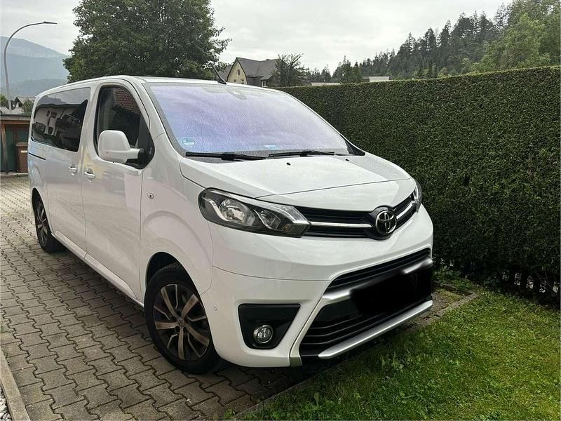 Weiß Gebraucht 2023 Toyota Proace Verso Kombi | 37.400 € (Fairer Preis) - Bild 1/4