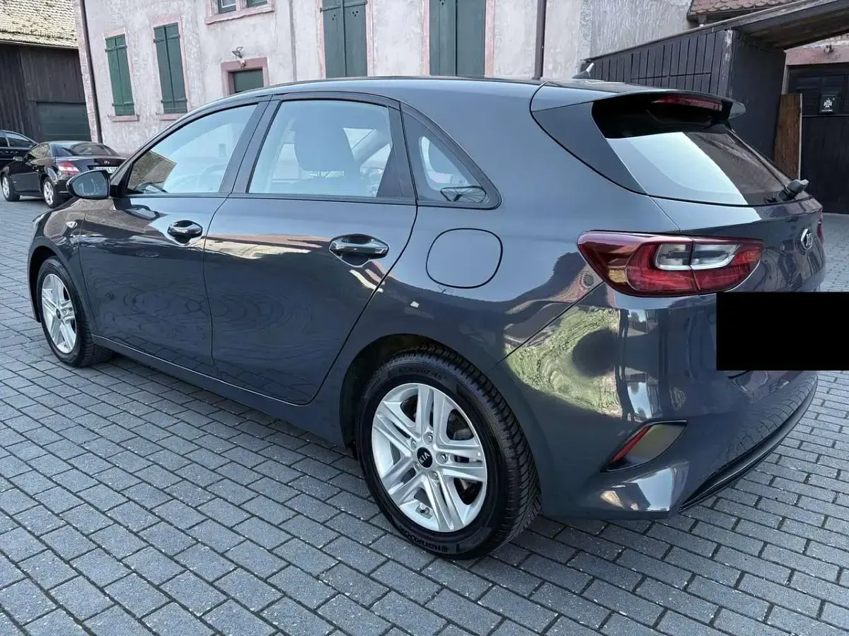 Używany Kia Ceed Vision 99 KM (72 kW) 2019 Szary Hatchback