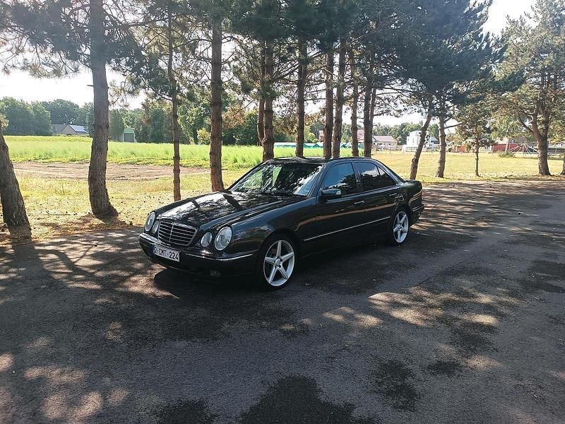 Grau Gebraucht 1999 Mercedes E220 Avantgarde Limousine | 9.800 € - Bild 1/4