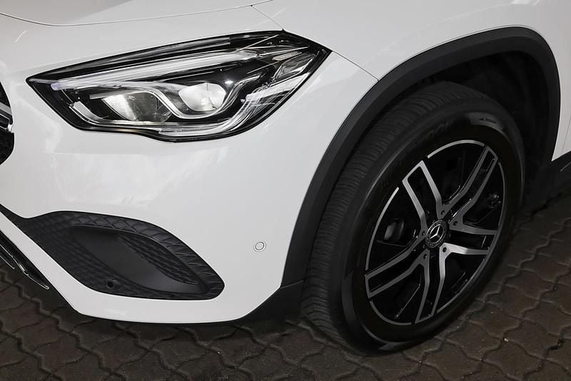 Gebraucht Mercedes GLA180 Progressive 136 PS (100 kW) 2021 Unilack polarweiß SUV