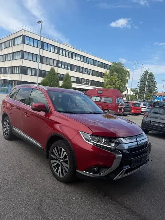 Gebraucht Mitsubishi Outlander Diamant Edition 150 PS (110 kW) 2019 Rot SUV