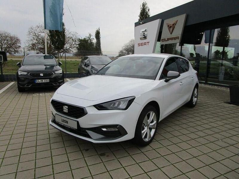 Grau Gebraucht 2024 Seat Leon Style Limousine | 30.990 € - Bild 1/4