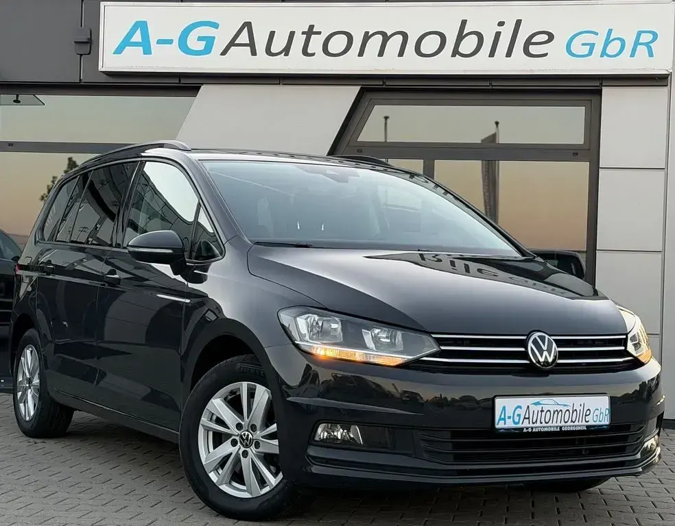 Gebraucht VW Touran Comfortline 150 PS (110 kW) 2022 Grün Van / Kleinbus