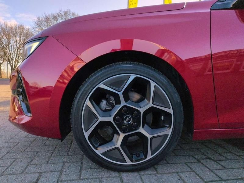 Gebraucht Opel Astra Ultimate 131 PS (96 kW) 2024 Lackierung peperoncino red/typ Kombi