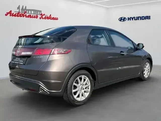 Gebraucht Honda Civic Executive 140 PS (102 kW) 2011 Dunkel grau metallic Limousine