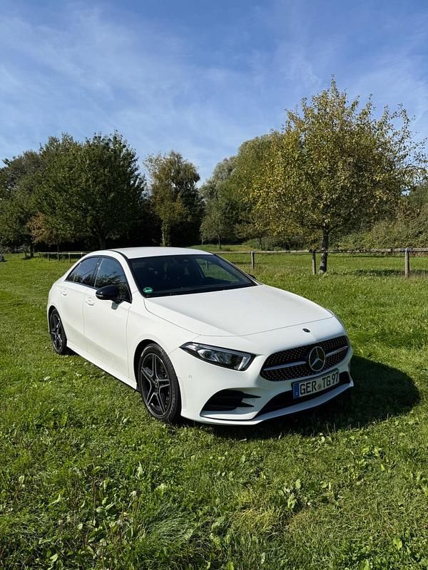 Weiß Gebraucht 2022 Mercedes A200 Business Limousine | 27.000 € (Etwas zu teuer) - Bild 1/4