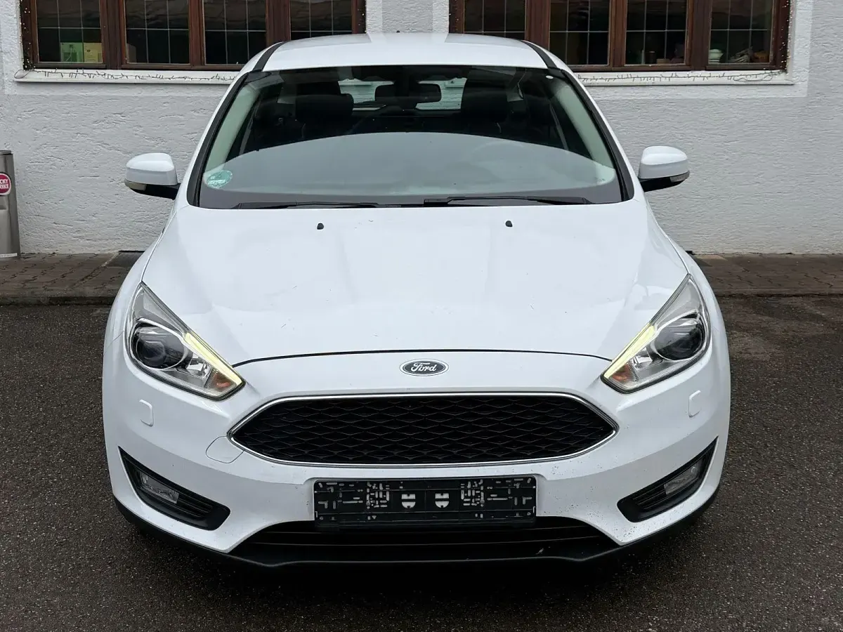 Gebraucht Ford Focus Trend 125 PS (91 kW) 2016 Weiß Limousine