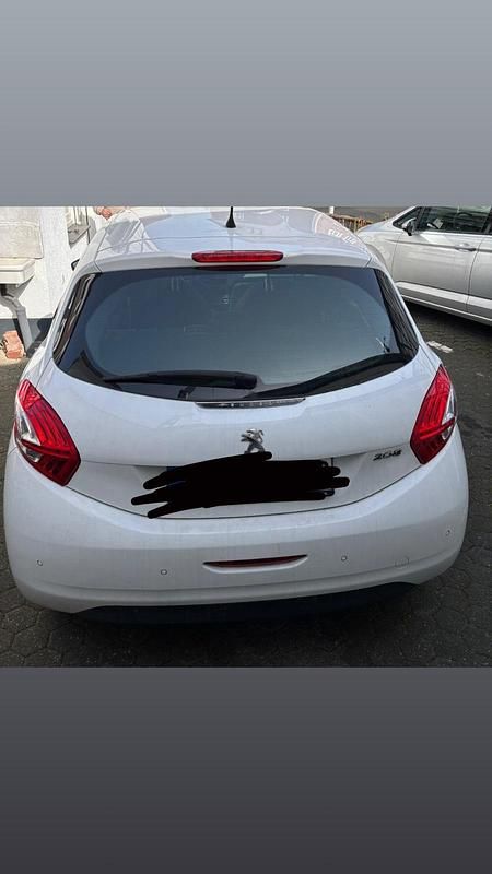 Gebraucht Peugeot 208 68 PS (50 kW) 2014 Weiß Kleinwagen