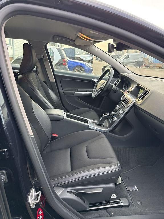 Gebraucht Volvo V60 Momentum 152 PS (111 kW) 2016 Blau Kombi