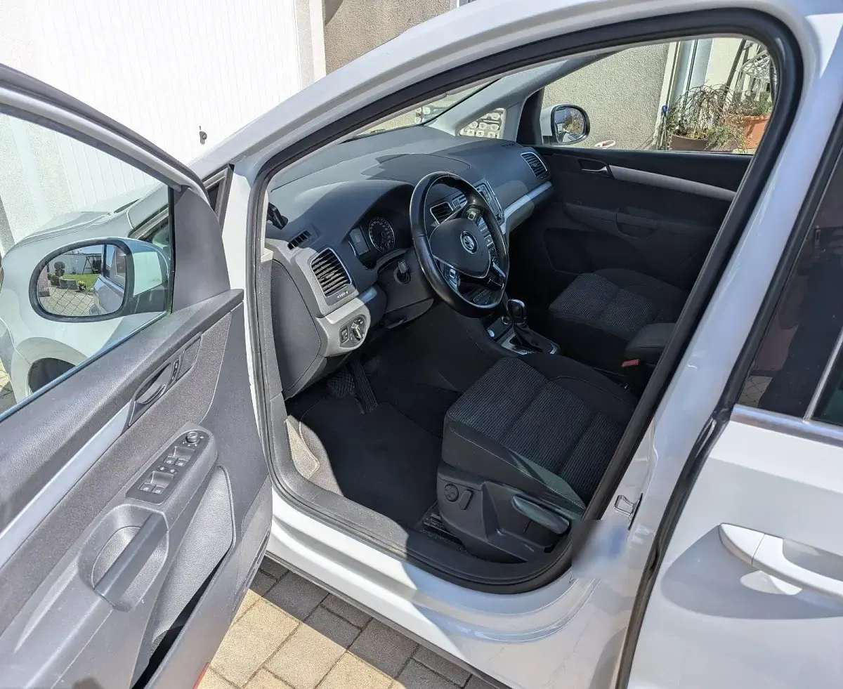Gebraucht VW Sharan 150 PS (110 kW) 2021 Weiß Van / Kleinbus