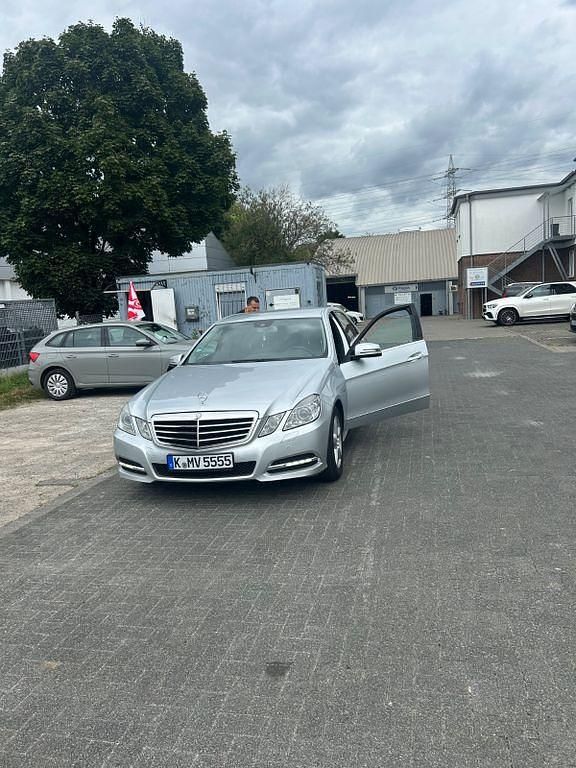 Silber Gebraucht 2010 Mercedes 200 Limousine | 8.900 € - Bild 1/4
