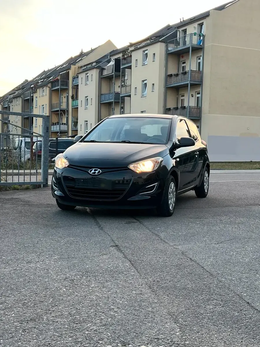 Gebraucht Hyundai i20 85 PS (62 kW) 2014 Schwarz Kleinwagen