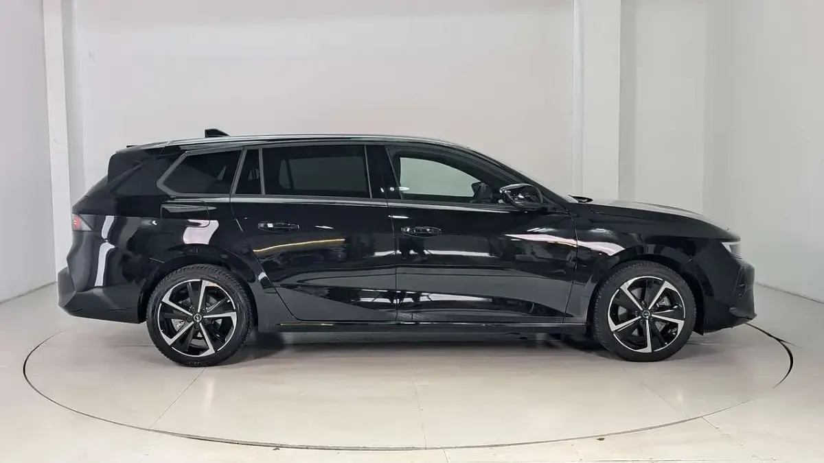 Gebraucht Opel Astra 131 PS (96 kW) 2024 Schwarz perlanera Kleinwagen
