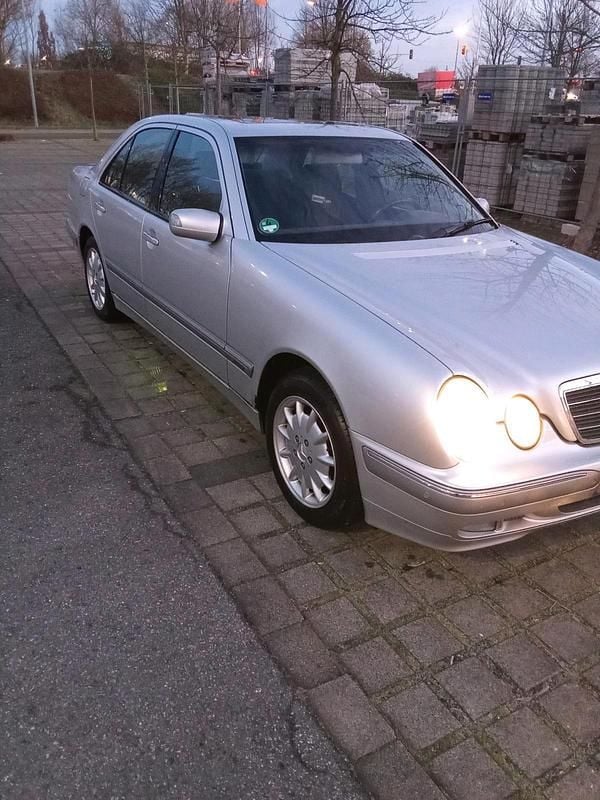 Gebraucht Mercedes E200 118 PS (86 kW) 2000 Silber Limousine