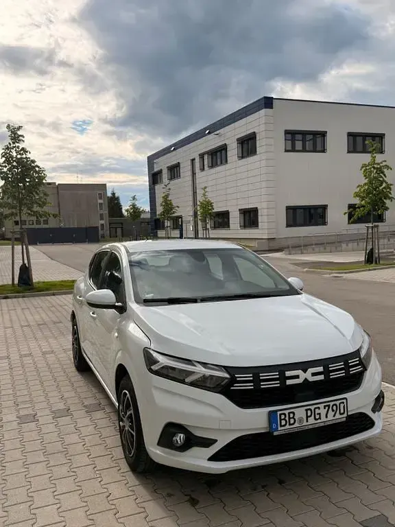 Używany Dacia Sandero Expression 91 KM (66 kW) 2023 Biały Sedan/Limuzyna