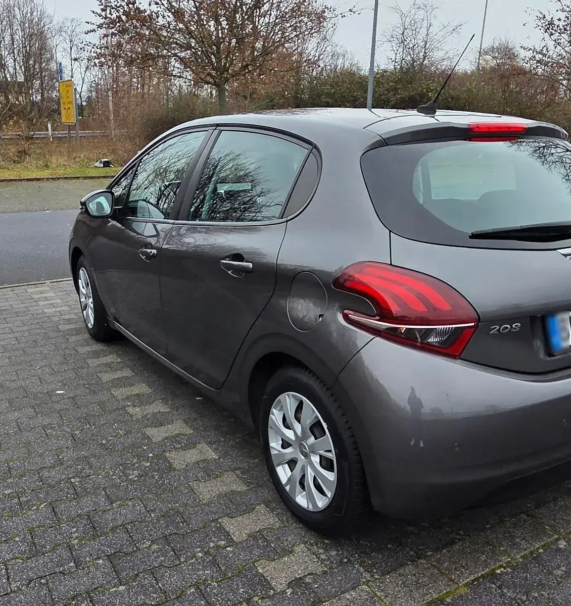 Gebraucht Peugeot 208 Signature Sky 83 PS (61 kW) 2019 Grau Kleinwagen