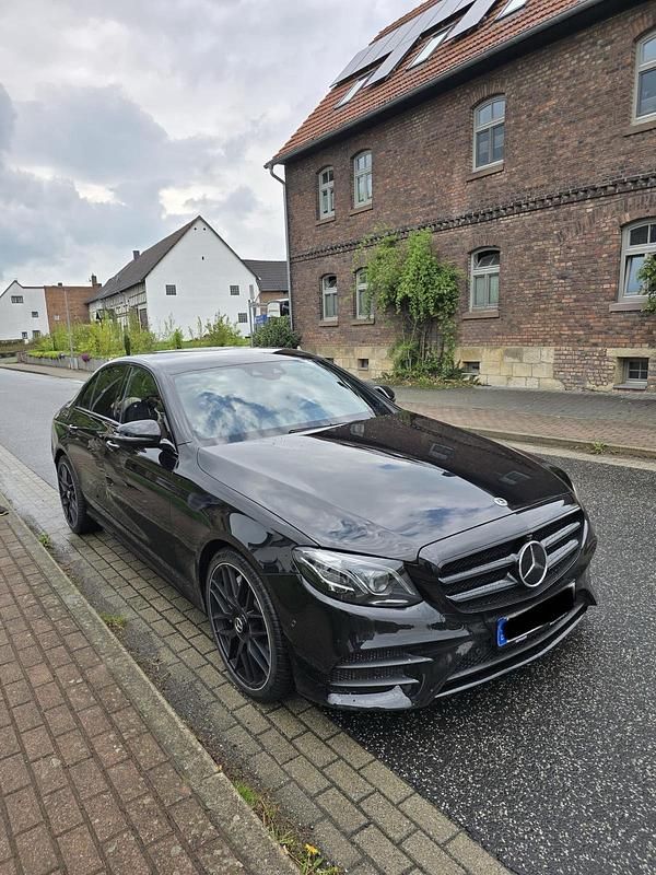 Schwarz Gebraucht 2019 Mercedes E350 AMG Limousine | 35.500 € (Etwas zu teuer) - Bild 1/4