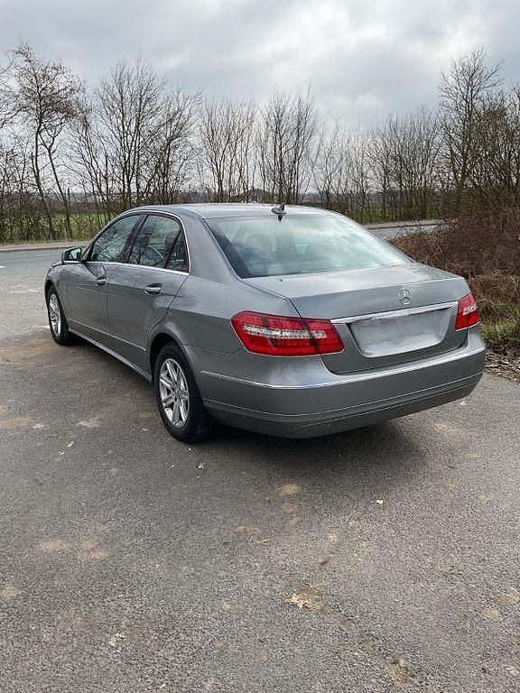Gebraucht Mercedes E200 136 PS (100 kW) 2011 Grau Limousine