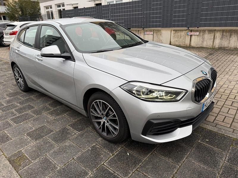 Silber Gebraucht 2021 BMW 118 Shadowline Kleinwagen | 15.900 € (Superpreis) - Bild 1/4