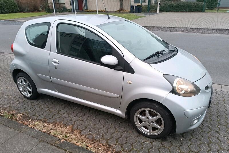 Grau Gebraucht 2006 Toyota Aygo Kleinwagen | 1.390 € (Guter Preis) - Bild 1/4