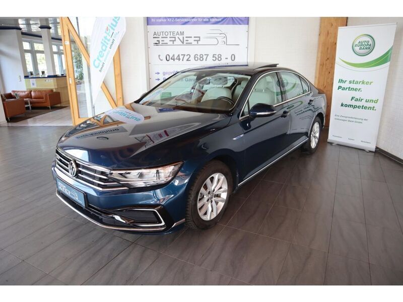 Aquamarinblau (metallic) Gebraucht 2019 VW Passat Limousine | 27.358 € (Teuer) - Bild 1/2