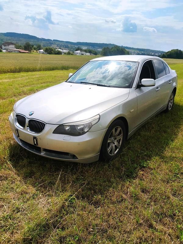 Silber Gebraucht 2006 BMW 523 Limousine | 2.250 € (Superpreis) - Bild 1/4