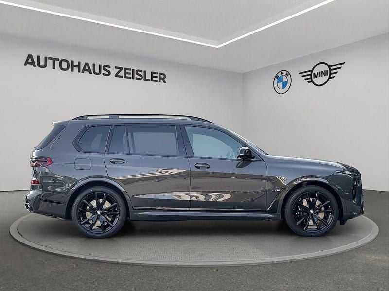 Neu BMW X7 M Sport 530 PS (389 kW) 2025 Dravitgrau SUV