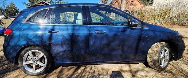 Gebraucht Mercedes B250 Style 160 PS (117 kW) 2020 Blau Van / Kleinbus