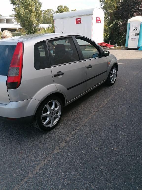 Gebraucht Ford Fiesta Trend 69 PS (50 kW) 2003 Silber Kleinwagen