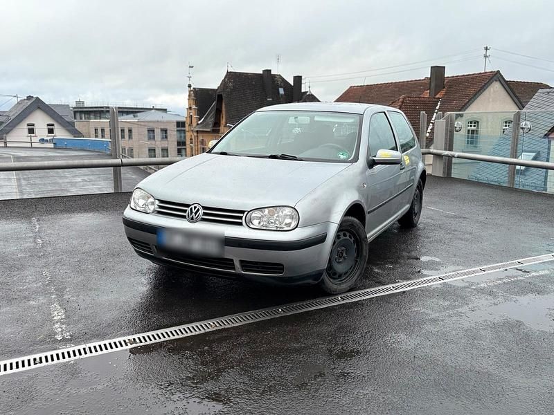 Silber Gebraucht 2002 VW Golf IV Kleinwagen | 2.000 € (Etwas zu teuer) - Bild 1/4
