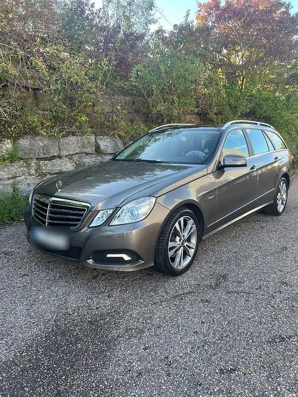 Braun Gebraucht 2010 Mercedes E250 Avantgarde Kombi | 12.900 € (Teuer) - Bild 1/4