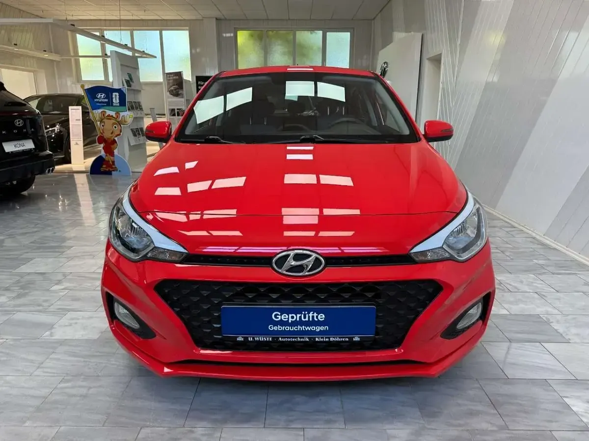 Gebraucht Hyundai i20 Select 84 PS (61 kW) 2020 Rot Kleinwagen