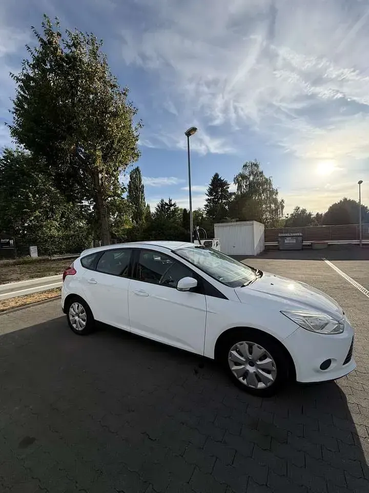 Gebraucht Ford Focus Trend 105 PS (77 kW) 2013 Weiß Limousine